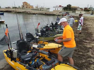 I kayak che vediamo ormeggiati sulla battigia sono rigidi e realizzati in polietilene: un materiale che li fa pesare intorno ai cinquanta chilogrammi